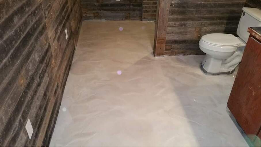 Salle de bain d'un condo haut de gamme à Drummondville. Le plancher epoxy est de fini métallique. Les travaux ont été fait pas Plancher Epoxy Drummondville. 